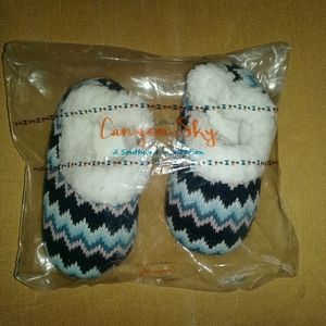 New Canyon sky slippers size M